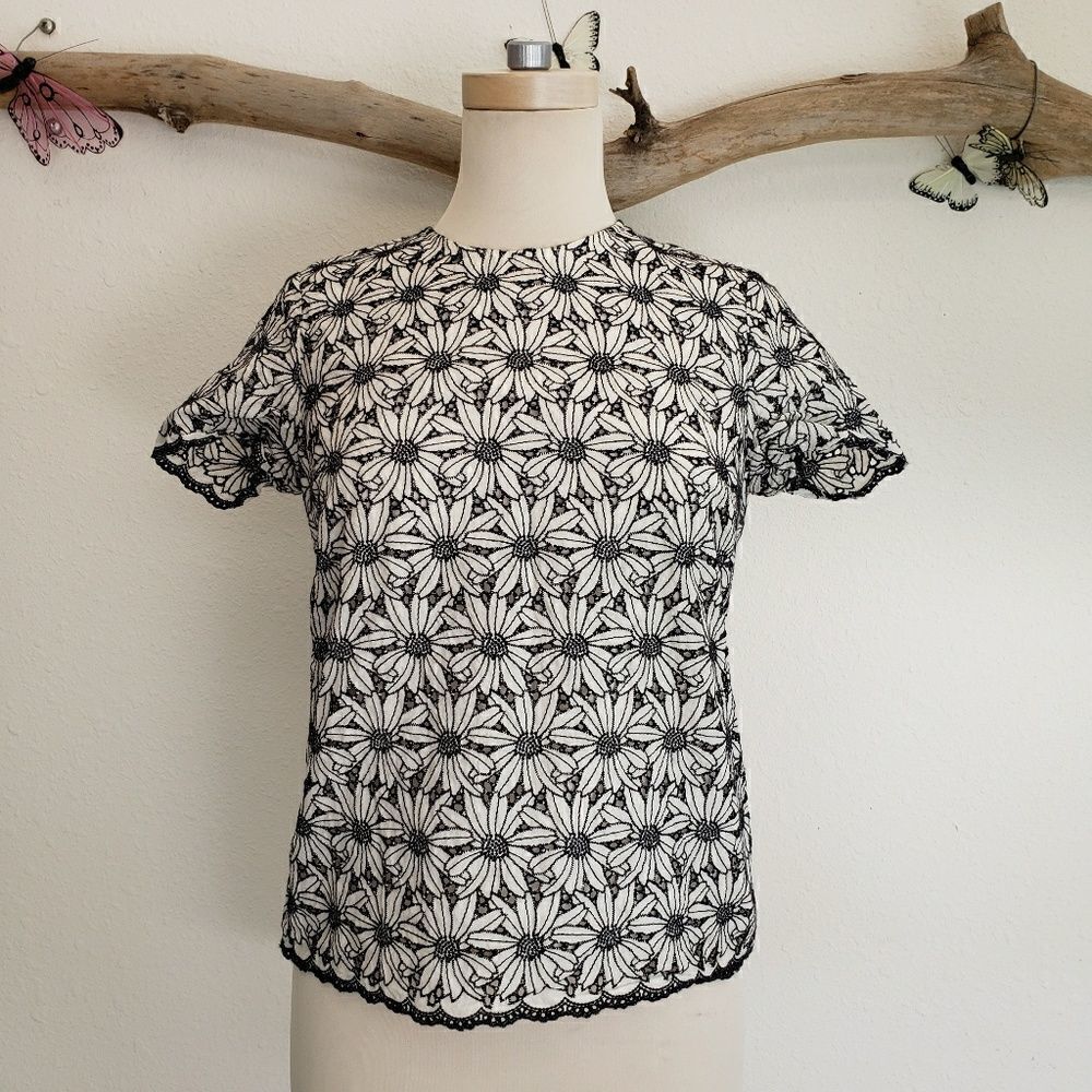 J. McLaughlin short sleeve lace  daisy blouse